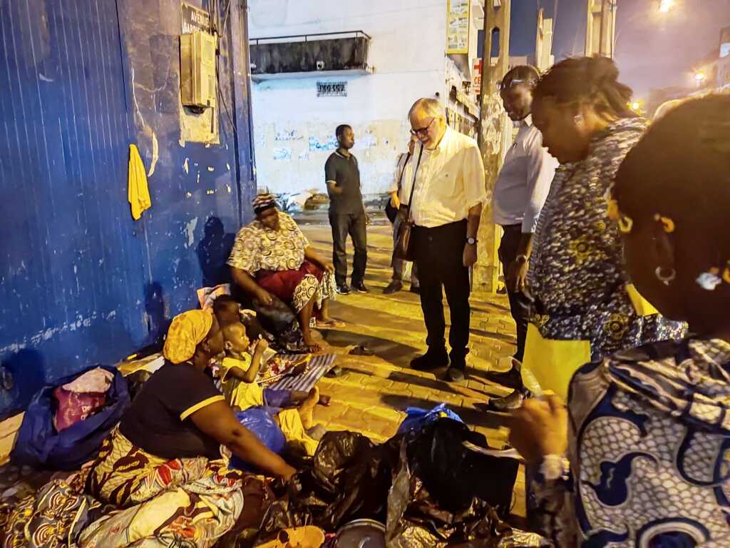 La visita di Andrea Riccardi in Costa d'Avorio comincia con l'incontro con i bambini di strada e i poveri senza dimora amici della Comunità